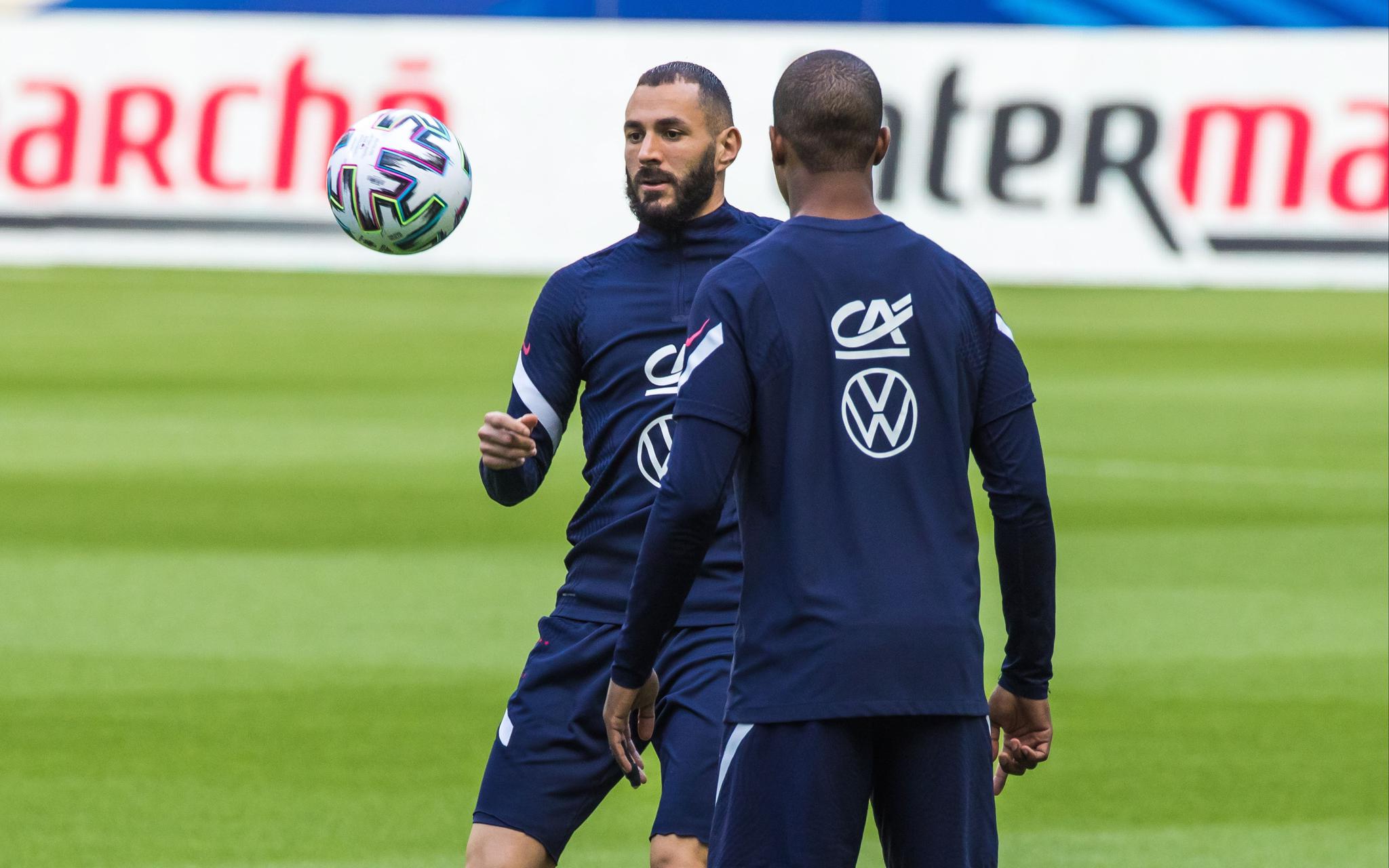 爱游戏娱乐-韩国队险胜法国队，奥恰洛夫惊艳四座