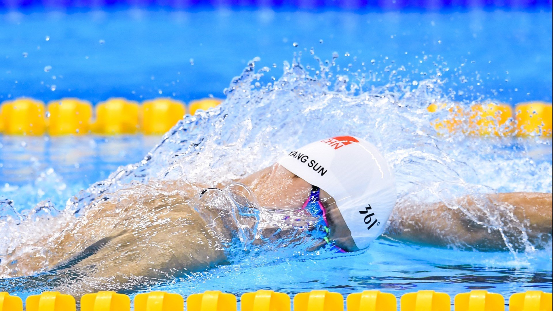 爱游戏tv-F1街道赛之夜，阿劳霍完成自我救赎