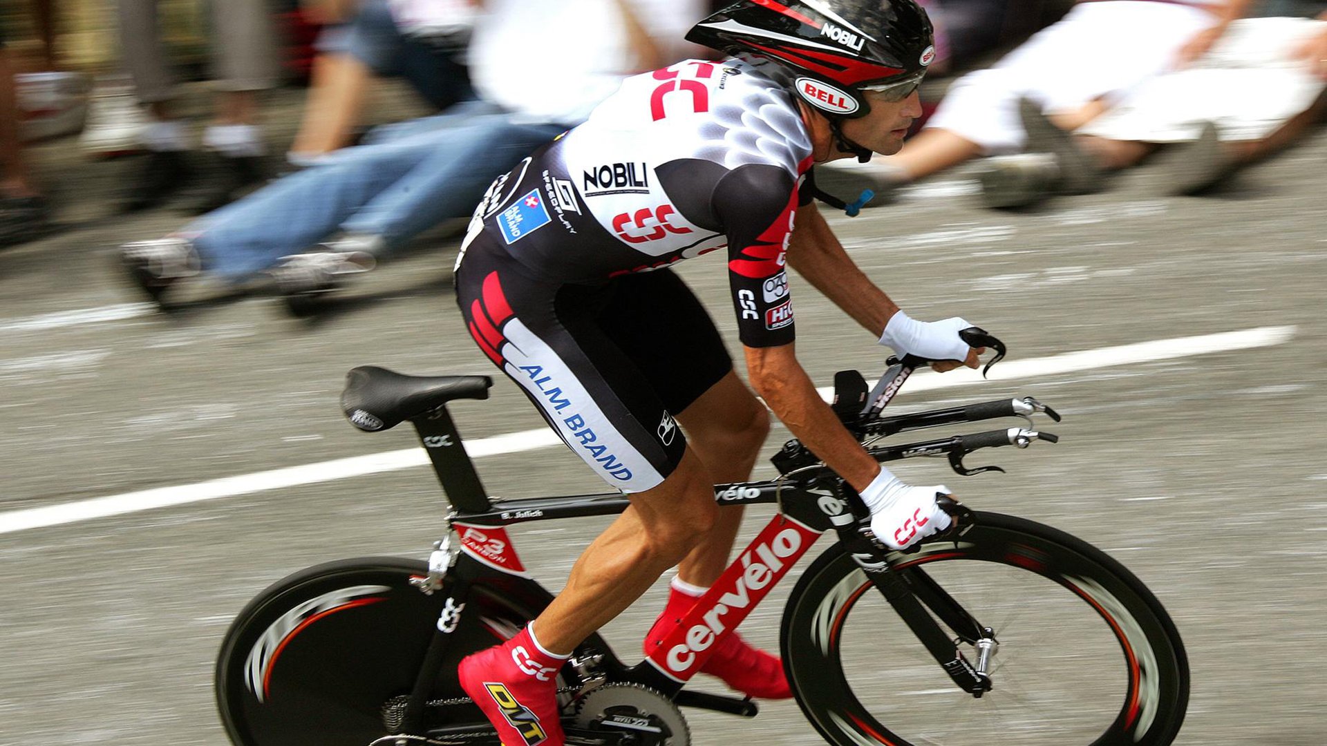 爱游戏2026-老鹰掀翻新疆队，利拉德硬仗之王，当东方铁骑遭遇西方孤狼