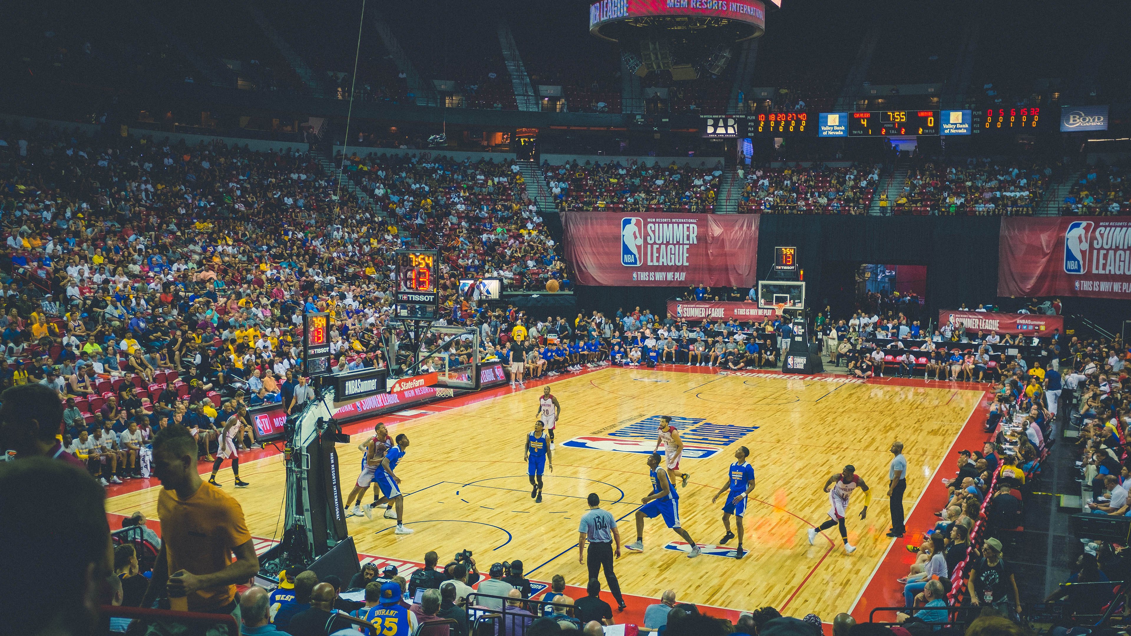 爱游戏APP-杰伦格林爆发撕裂防线，雄鹿防守铁链锁死深圳队